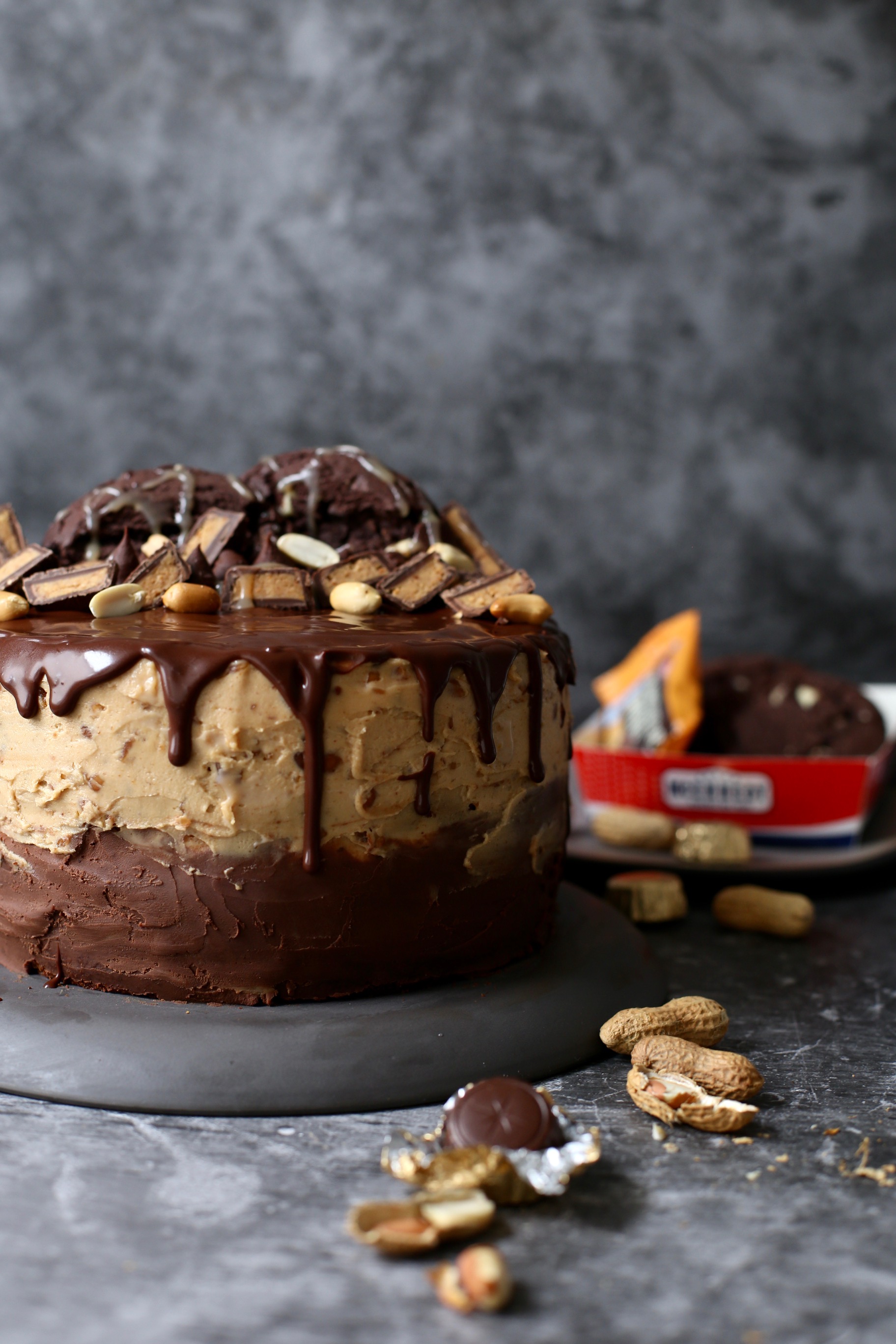 tortka kikiriki čokolada, torta, kikiriki, čokolada, biskvit, ganache, karamela