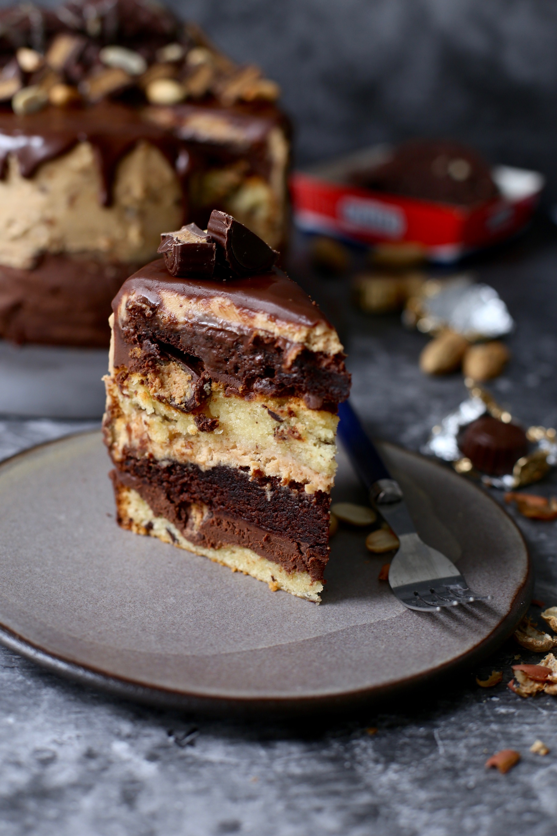 tortka kikiriki čokolada, torta, kikiriki, čokolada, biskvit, ganache, karamela